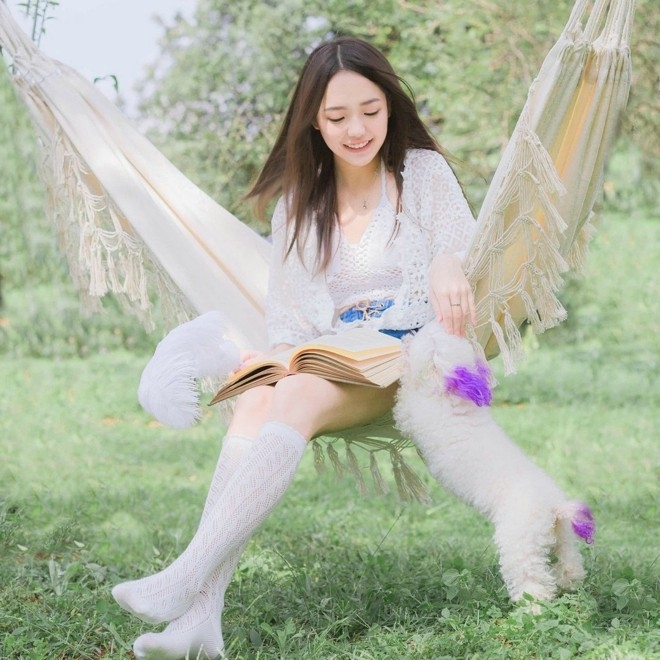 田园清纯美少女阳光下俏皮活力写真