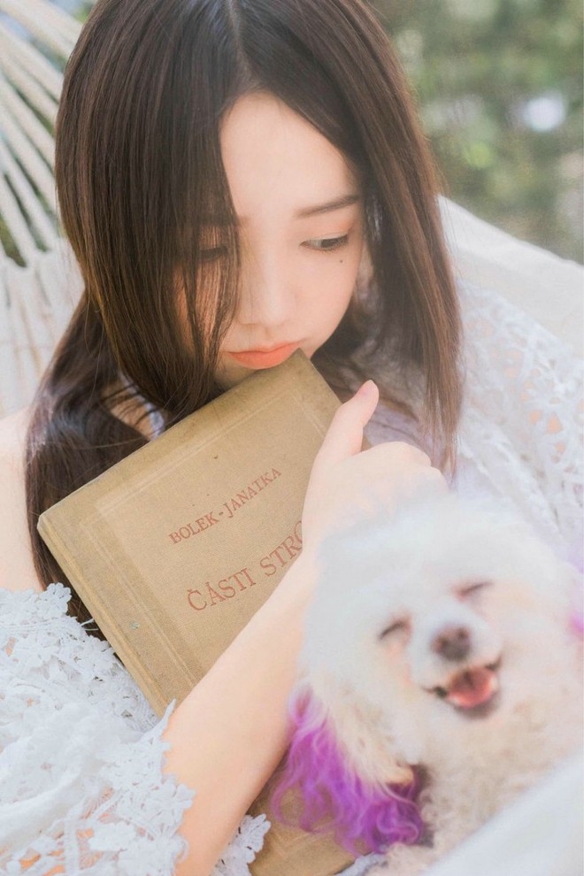 田园清纯美少女阳光下俏皮活力写真