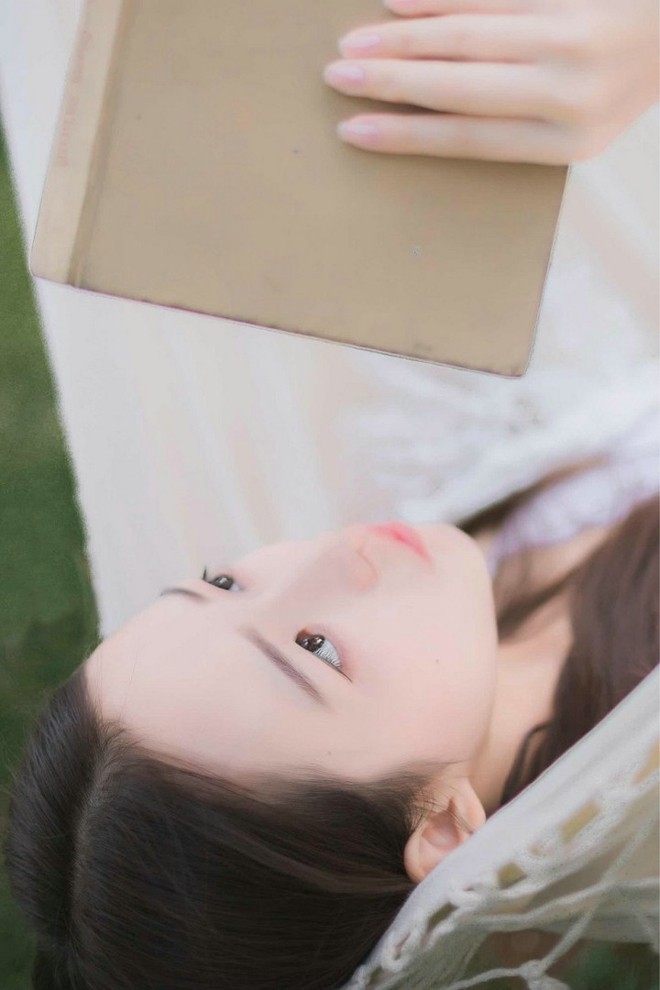 田园清纯美少女阳光下俏皮活力写真