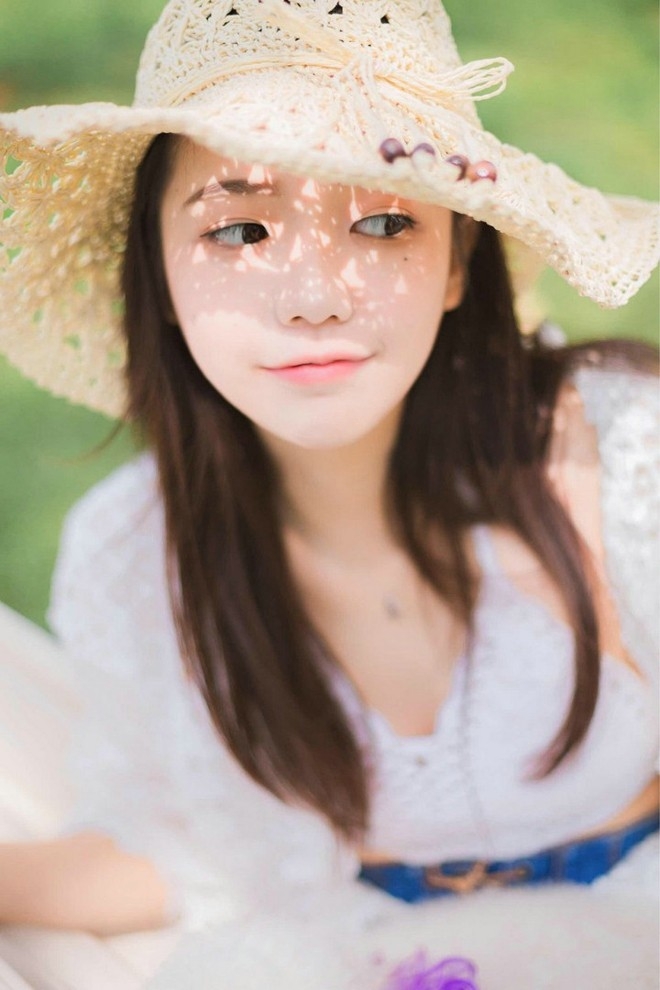 田园清纯美少女阳光下俏皮活力写真