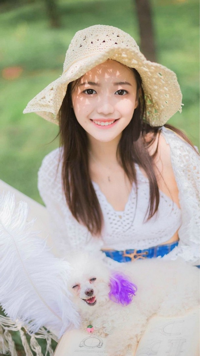 田园清纯美少女阳光下俏皮活力写真