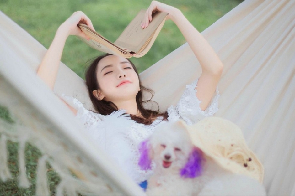 田园清纯美少女阳光下俏皮活力写真