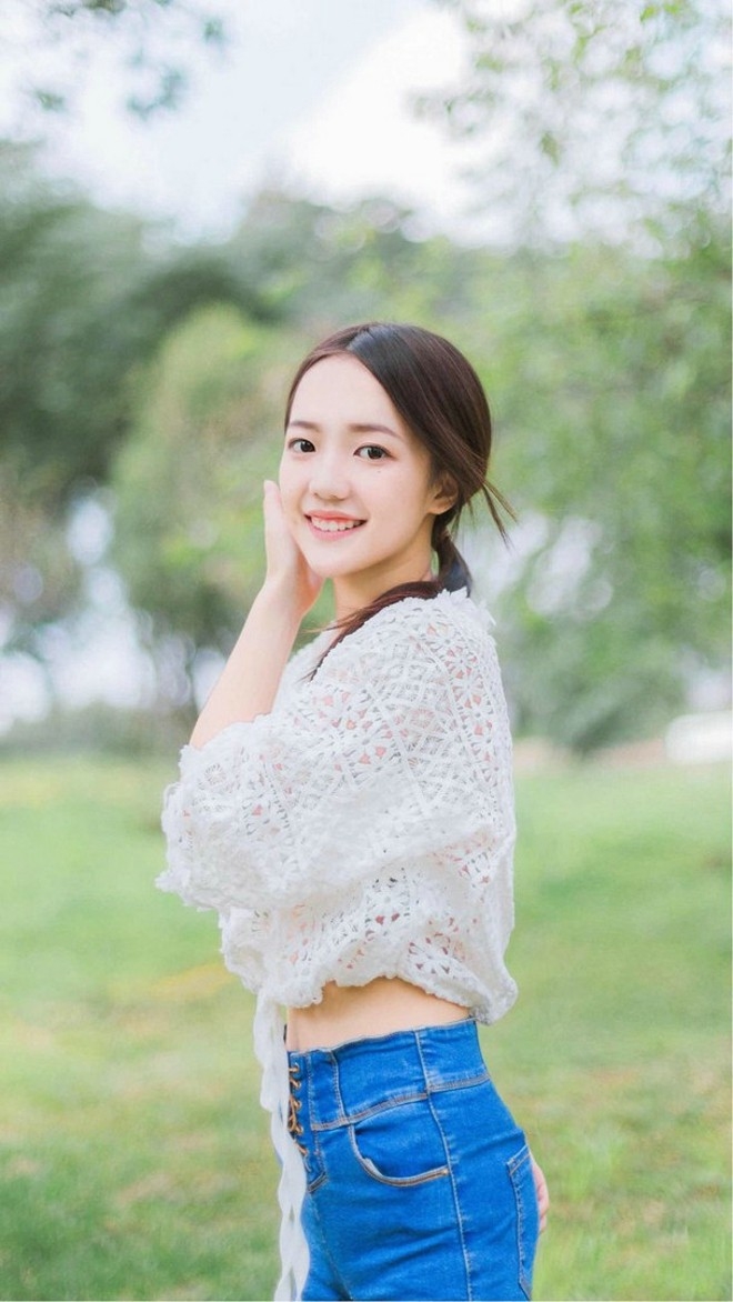 田园清纯美少女阳光下俏皮活力写真