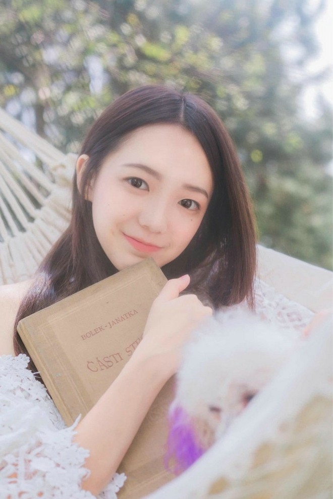 田园清纯美少女阳光下俏皮活力写真