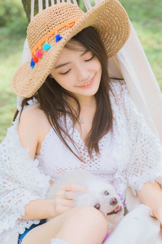 田园清纯美少女阳光下俏皮活力写真