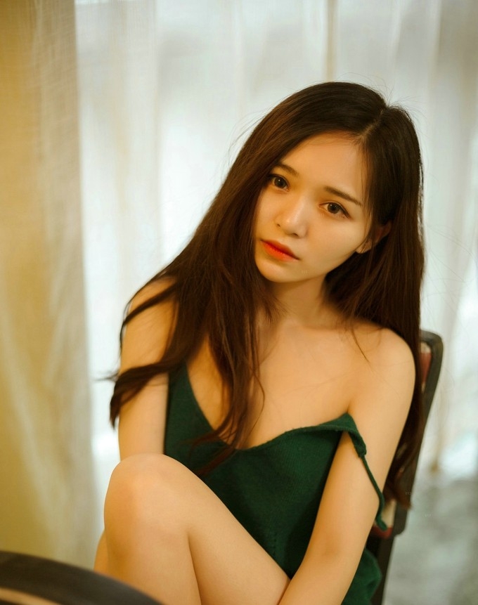 青春无辜美女吊带滑落露香肩美乳诱惑居家私房写真