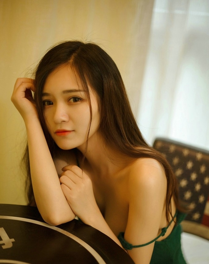 青春无辜美女吊带滑落露香肩美乳诱惑居家私房写真