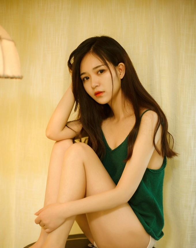 青春无辜美女吊带滑落露香肩美乳诱惑居家私房写真