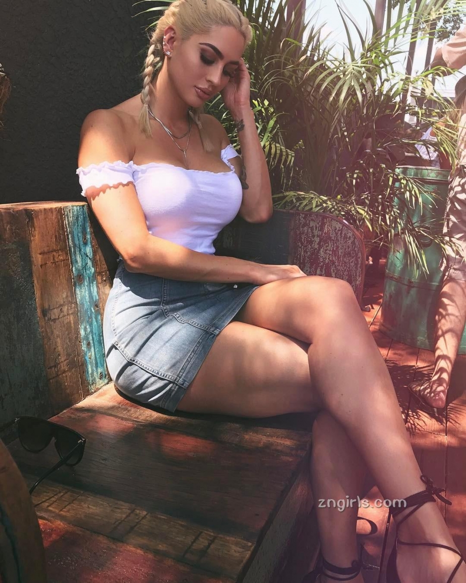 巨胸细腰火辣身材欧美机械师美女Hope Howard性感人体图片