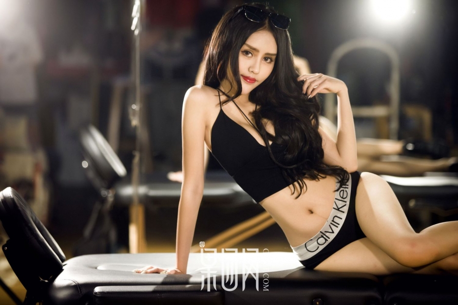 网红模特陈迪娅化身性感拳击手热辣暴力袭来