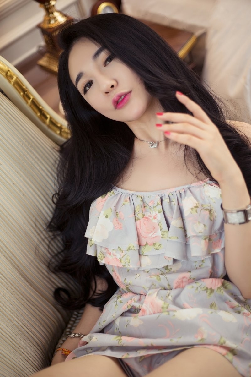 丰满诱惑激情居家美少妇性感风情粉嫩红唇私房写真