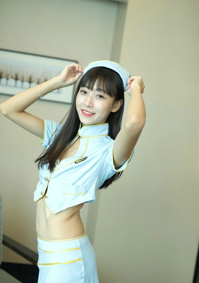 腿合不拢制服美女小蛮腰纤瘦身材高跟制服诱惑写真图片