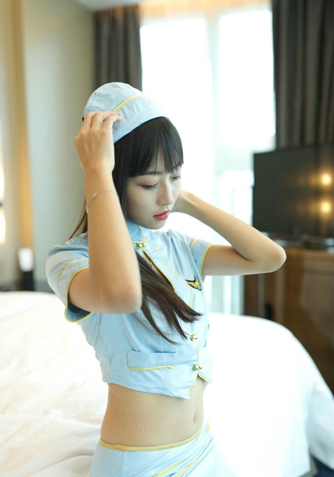 腿合不拢制服美女小蛮腰纤瘦身材高跟制服诱惑写真图片