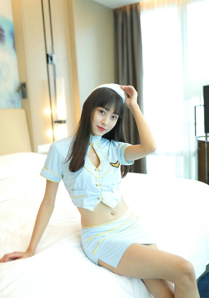 腿合不拢制服美女小蛮腰纤瘦身材高跟制服诱惑写真图片