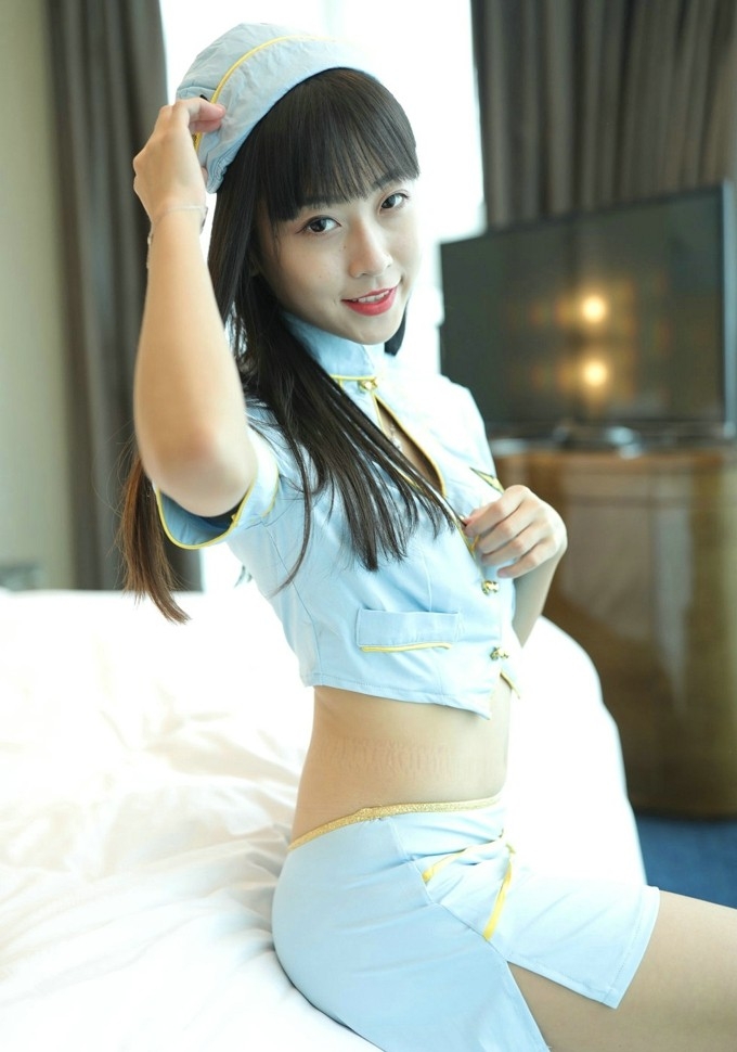 腿合不拢制服美女小蛮腰纤瘦身材高跟制服诱惑写真图片