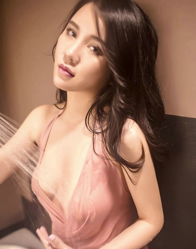 卫生间狐媚柔情美女圆润美乳大尺度湿身透视美女写真