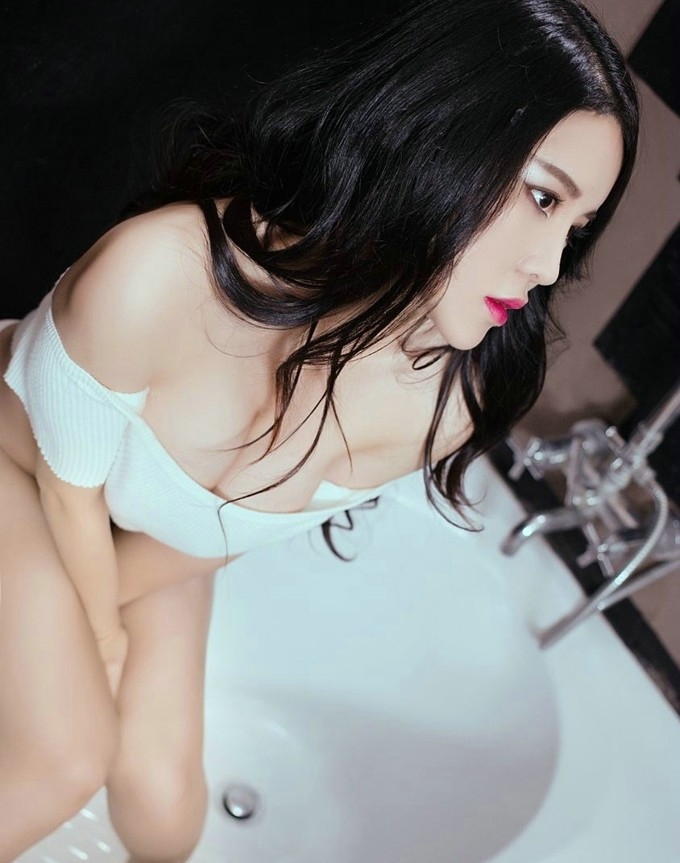 卫生间狐媚柔情美女圆润美乳大尺度湿身透视美女写真