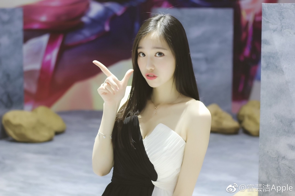 美腿嫩模富芸洁Apple现身2017上海ChinaJoy高清美拍图片