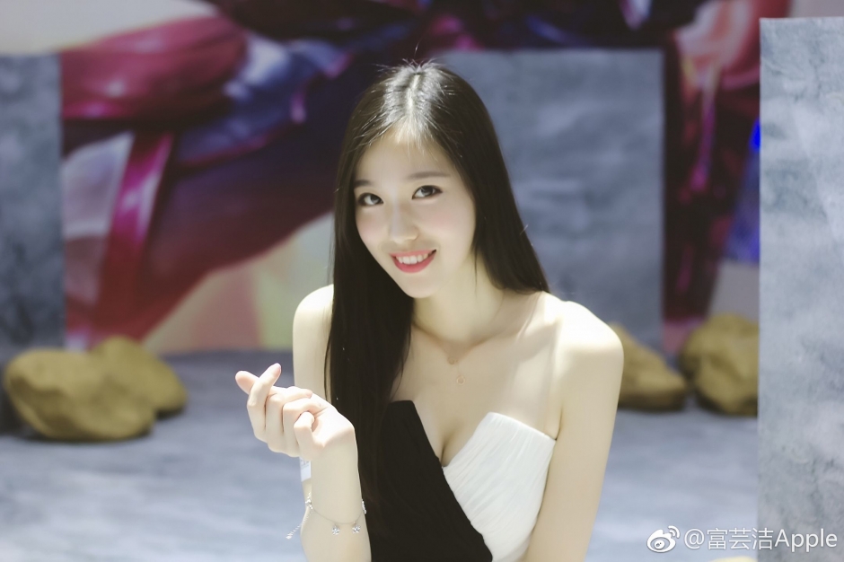 美腿嫩模富芸洁Apple现身2017上海ChinaJoy高清美拍图片