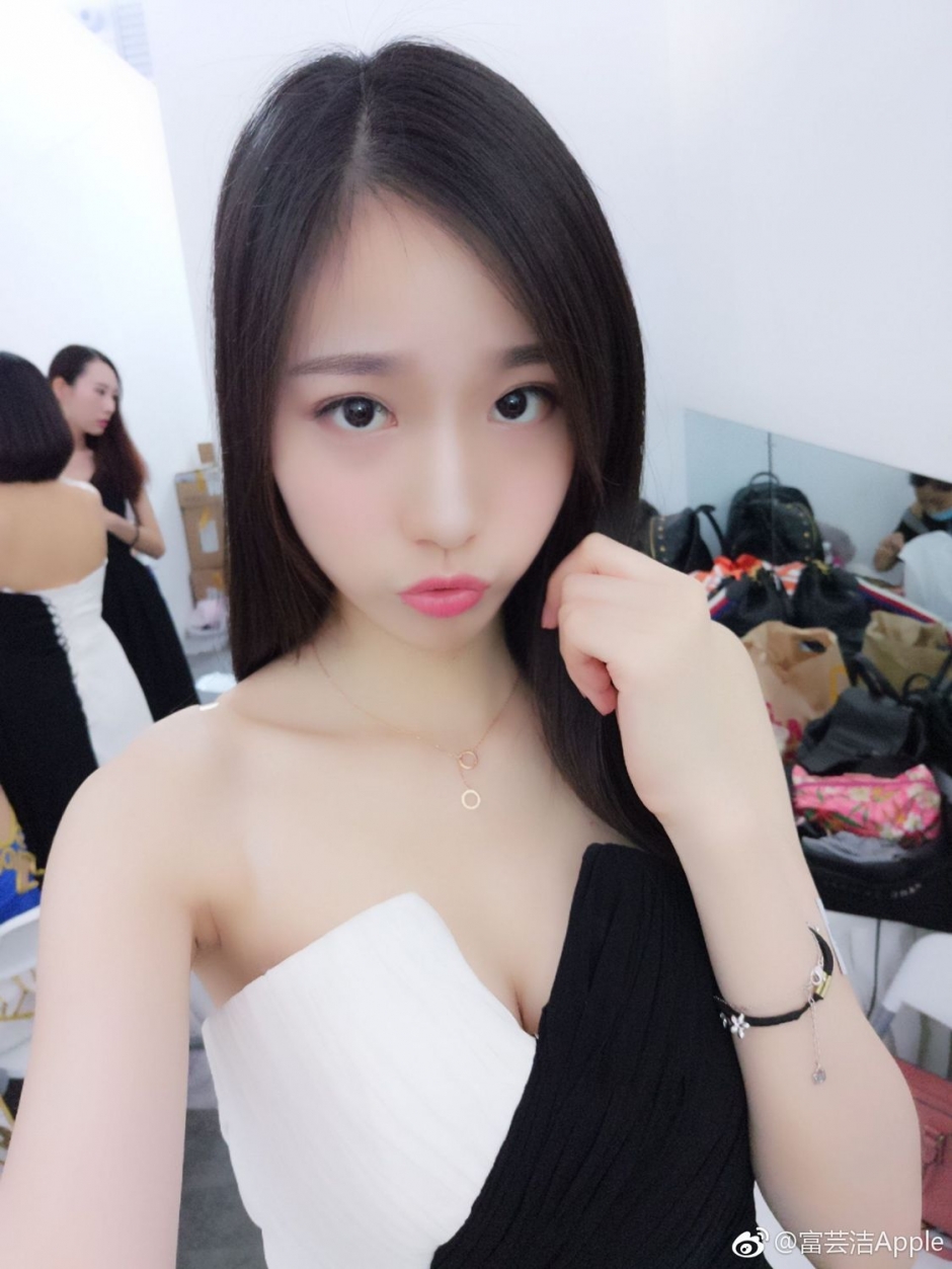 美腿嫩模富芸洁Apple现身2017上海ChinaJoy高清美拍图片