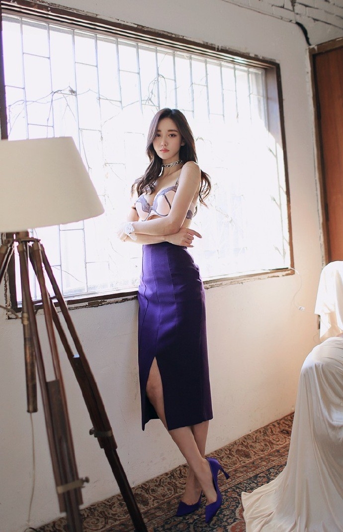 紫色魅惑内衣美女身材性感完美曲线大胆秀美胸私房美女图片