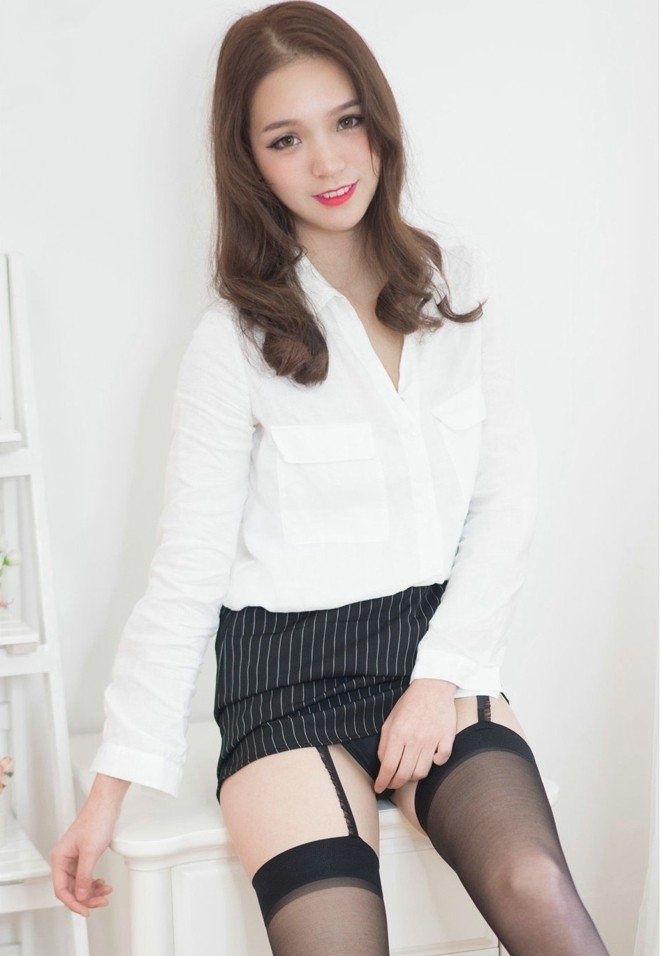 黑丝职业装美女美腿解衣扣闺房内大胆撩人写真