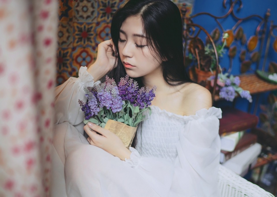 清新露肩蕾丝小美女文艺养眼迷人私房写真