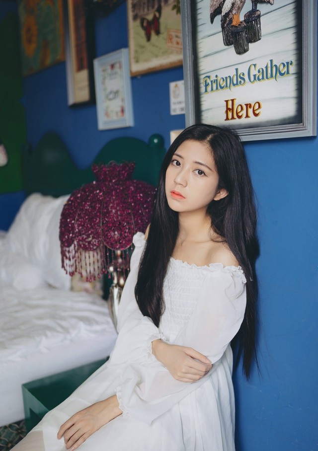 清新露肩蕾丝小美女文艺养眼迷人私房写真