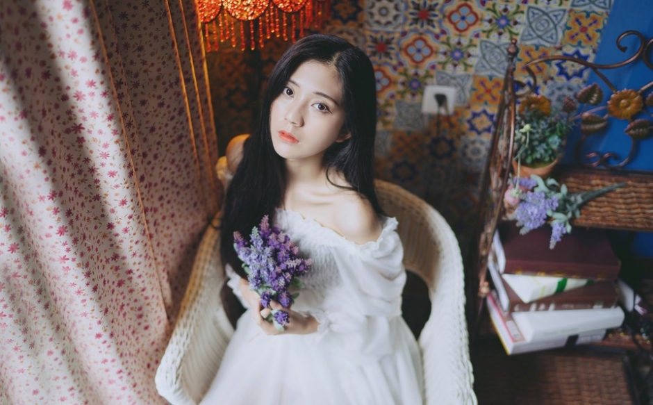 清新露肩蕾丝小美女文艺养眼迷人私房写真