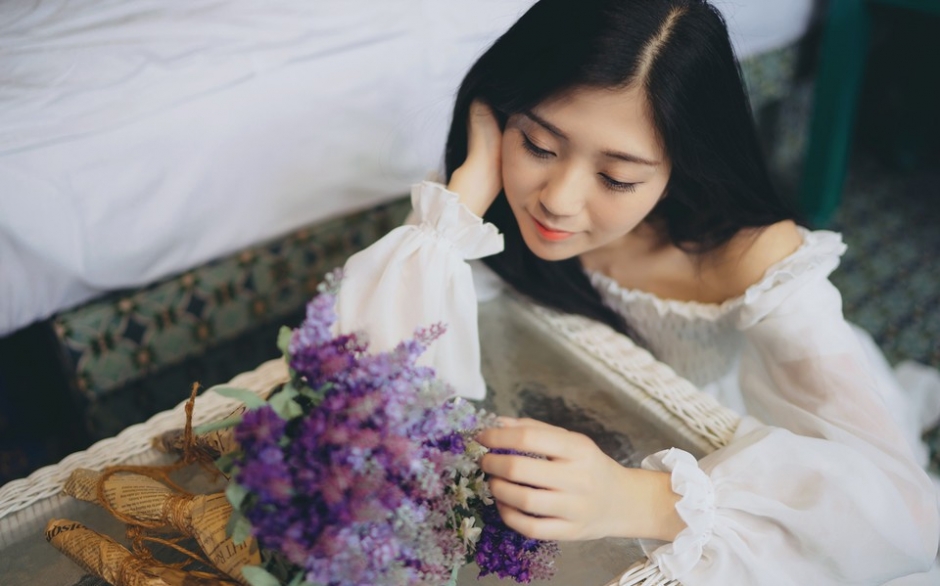 清新露肩蕾丝小美女文艺养眼迷人私房写真