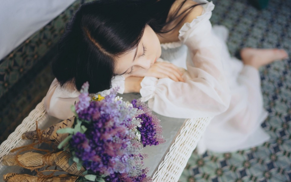 清新露肩蕾丝小美女文艺养眼迷人私房写真