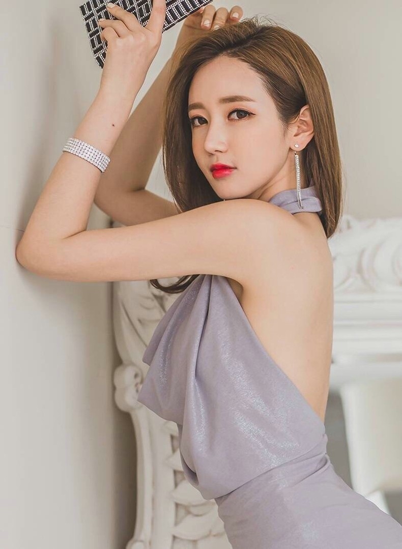 妖娆红红唇性感美背美女尤物礼服长裙诱惑艺术写真