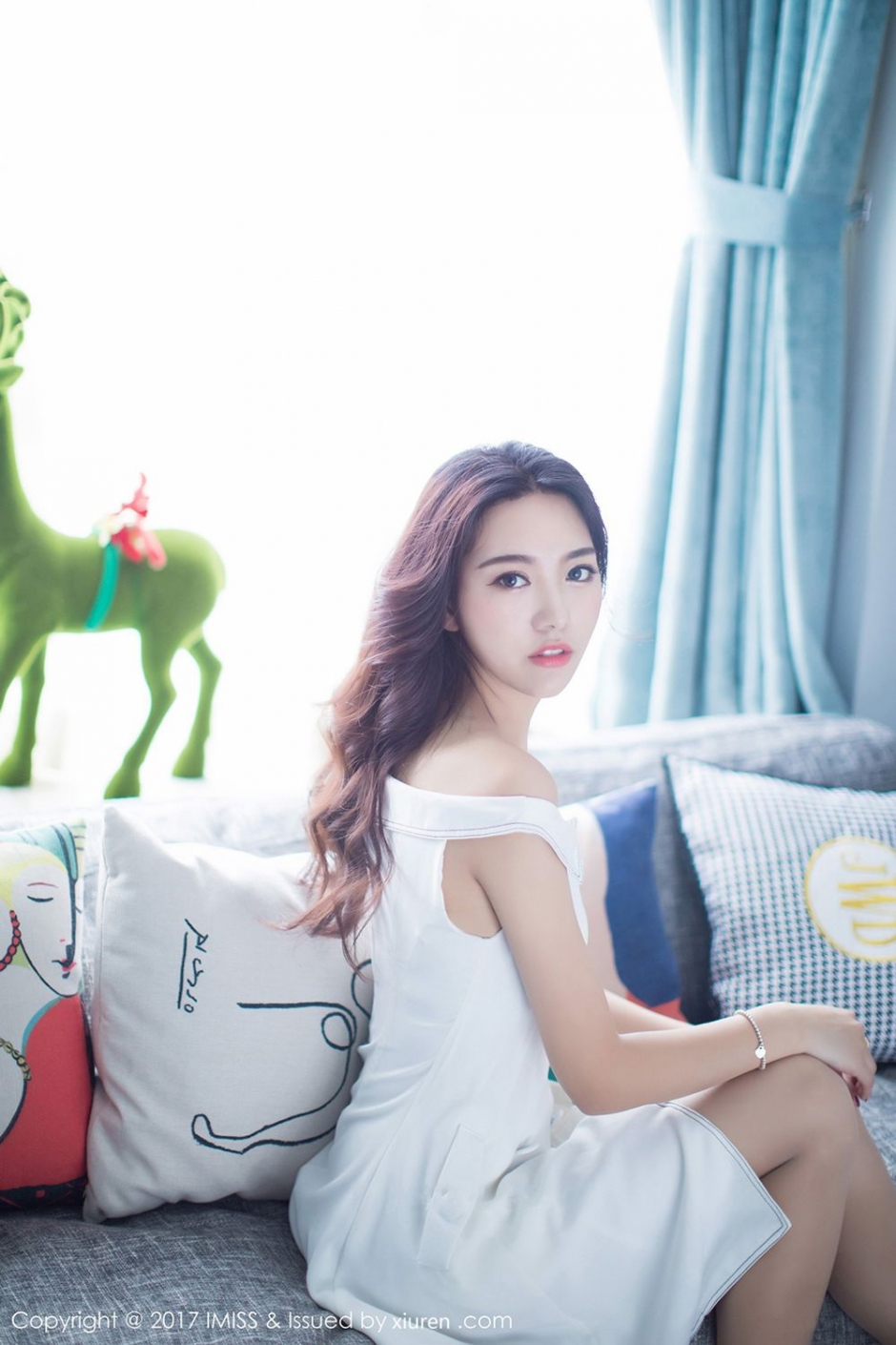 气质美人白色裙装苗条身材家中独坐回家诱惑图片