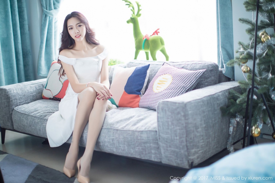 气质美人白色裙装苗条身材家中独坐回家诱惑图片