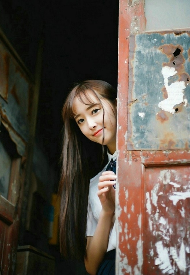 阳光下的制服少女小清新写真图片