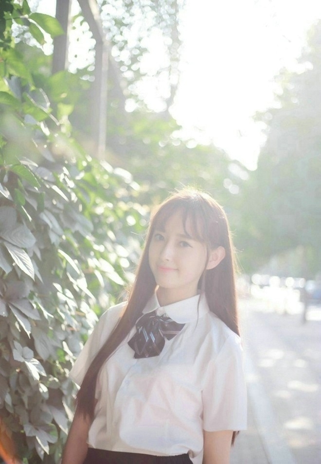 阳光下的制服少女小清新写真图片