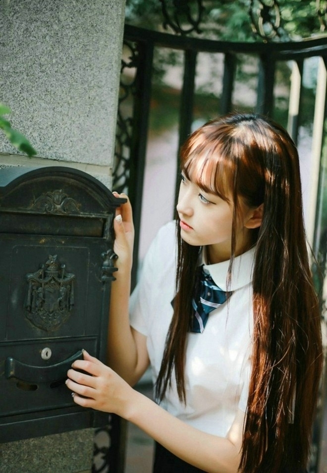 阳光下的制服少女小清新写真图片