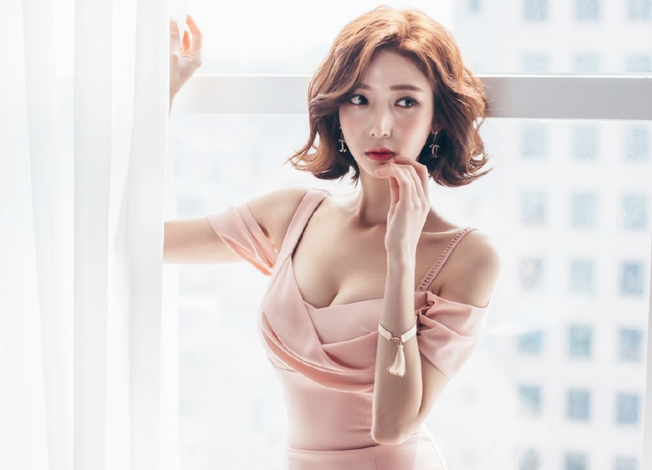 干练短发小脸美女性感美胸气质妖娆妩媚诱惑写真