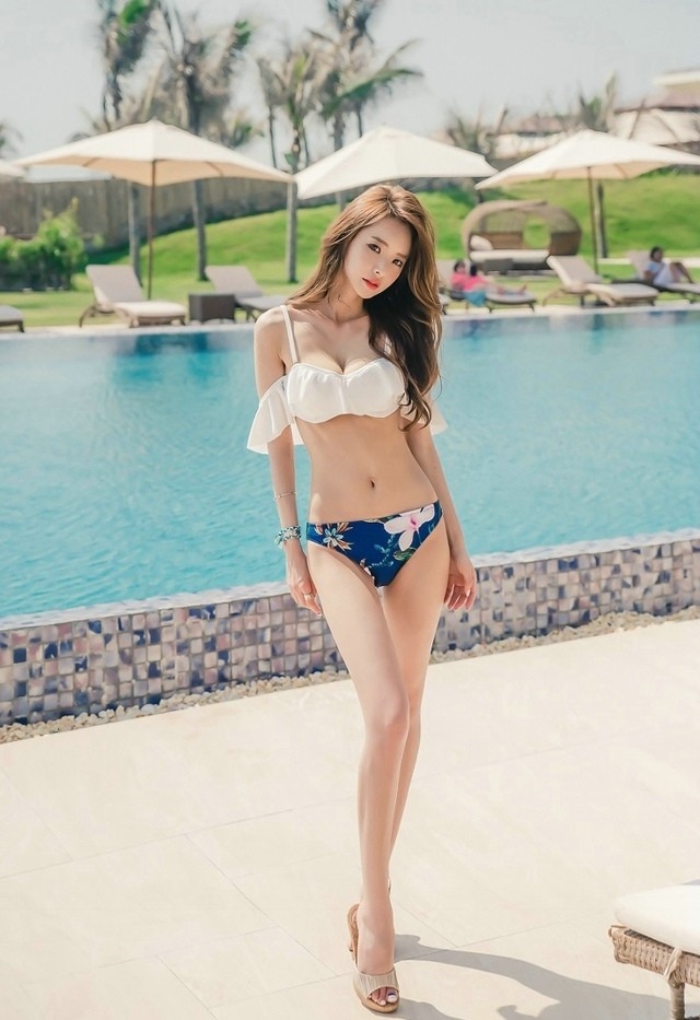 泳池一枚尤物性感比基尼秀美乳翘臀诱惑身材美女写真