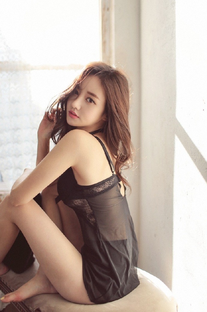 情趣睡衣美女性感酥胸姿态销魂窗前美腿诱惑图片