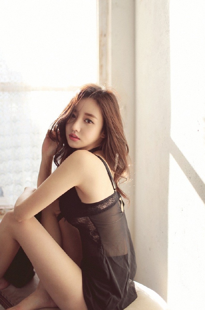 情趣睡衣美女性感酥胸姿态销魂窗前美腿诱惑图片