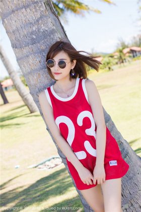 海边清凉短发美女性感球衣户外露青色底裤图片