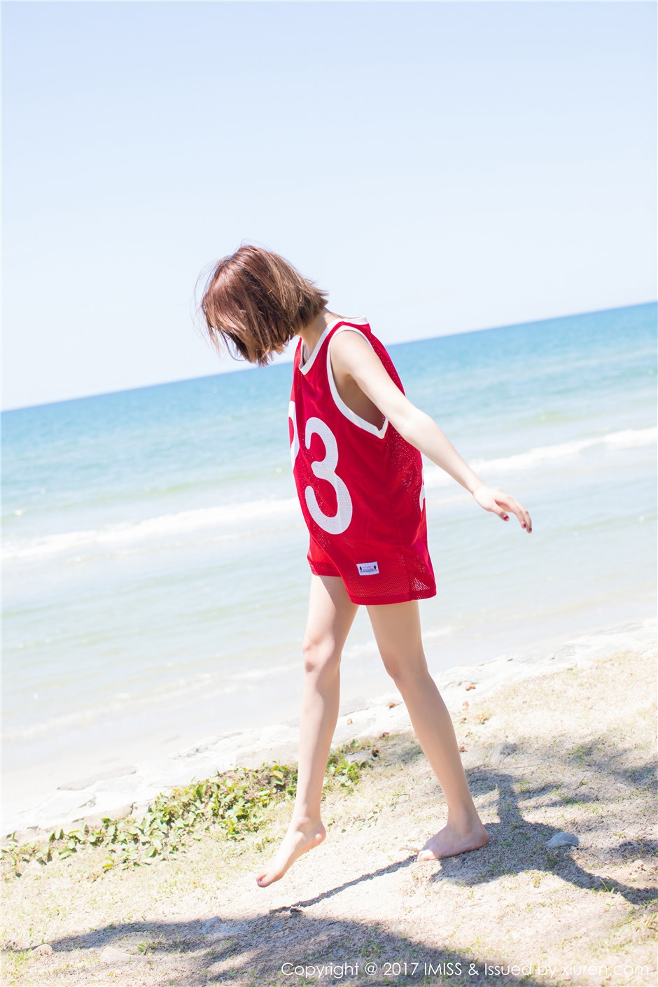 海边清凉短发美女性感球衣户外露青色底裤图片