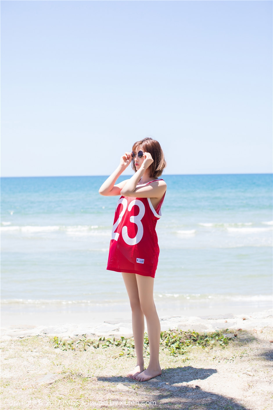 海边清凉短发美女性感球衣户外露青色底裤图片