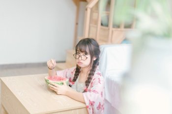 纯纯西瓜少女双麻花辫粉嫩日系可爱戴眼镜私房写真