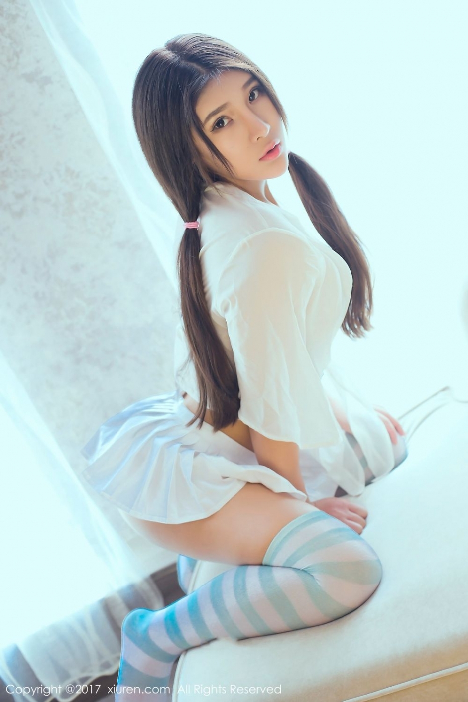 一把细腰大乳妹子高高翘起蜜桃臀销魂写真