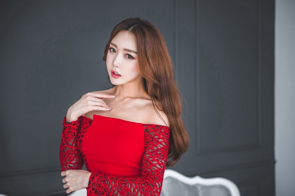 火辣辣妖艳红色性感蕾丝短包臀露一字肩妩媚风情美女图片