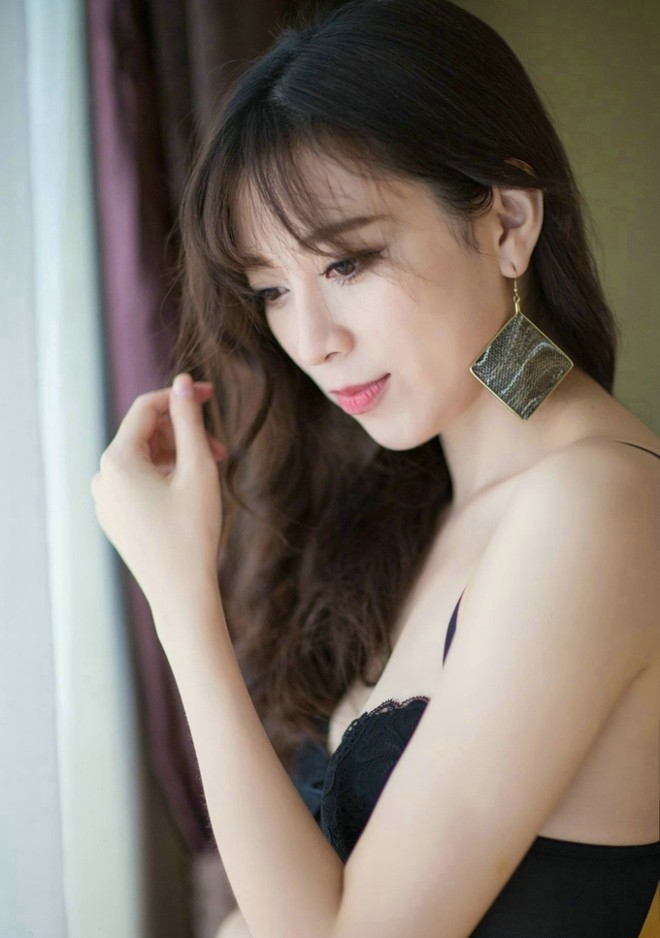 吊袜带情趣诱惑黑丝美女少妇大肥腿大尺度人体艺术写真