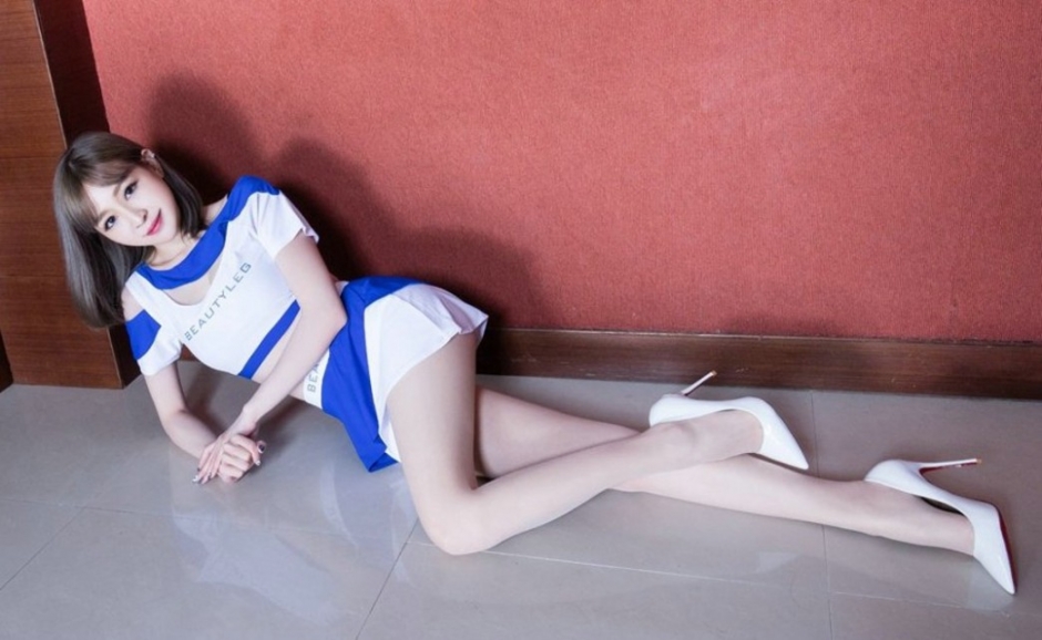 肉色丝袜长腿美女嫩白细腿美脚裸足制服诱惑写真