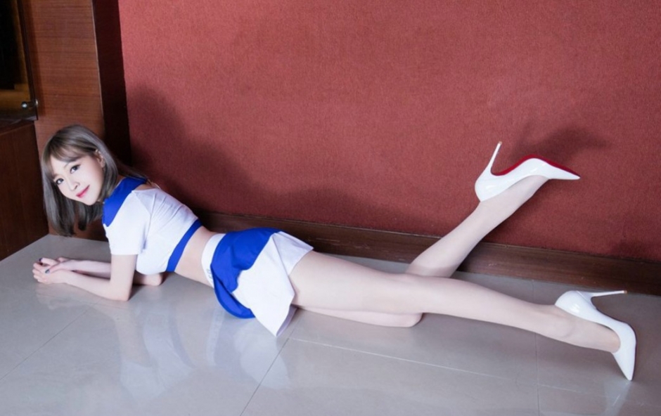 肉色丝袜长腿美女嫩白细腿美脚裸足制服诱惑写真